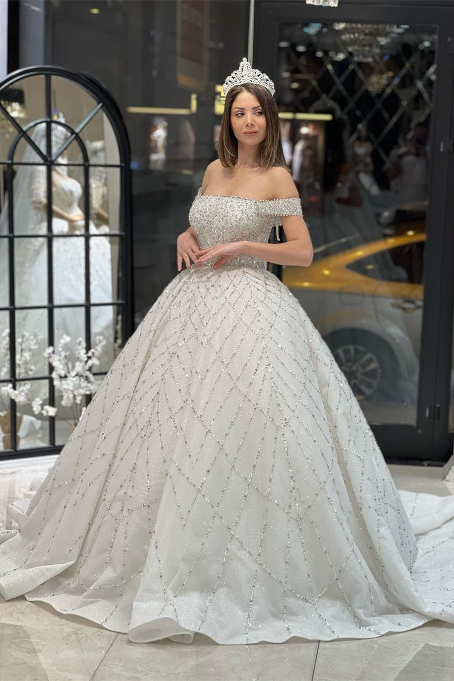 Bezauberndes, bodenlanges, schulterfreies A-Linien-Brautkleid mit Pailletten und Hofschleppe