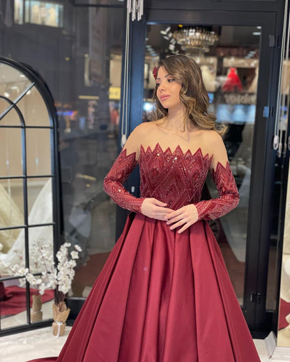 Vestido de novia encantador de satén con volantes, corte A, sin tirantes y mangas largas