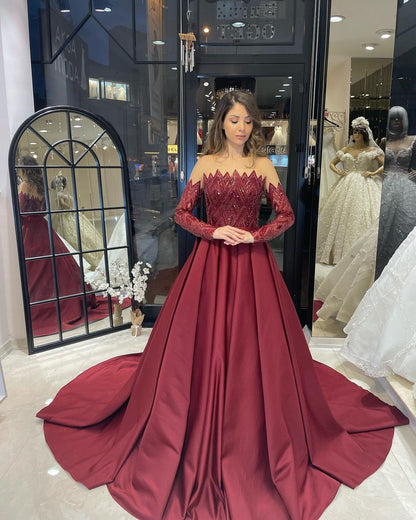 Vestido de novia encantador de satén con volantes, corte A, sin tirantes y mangas largas
