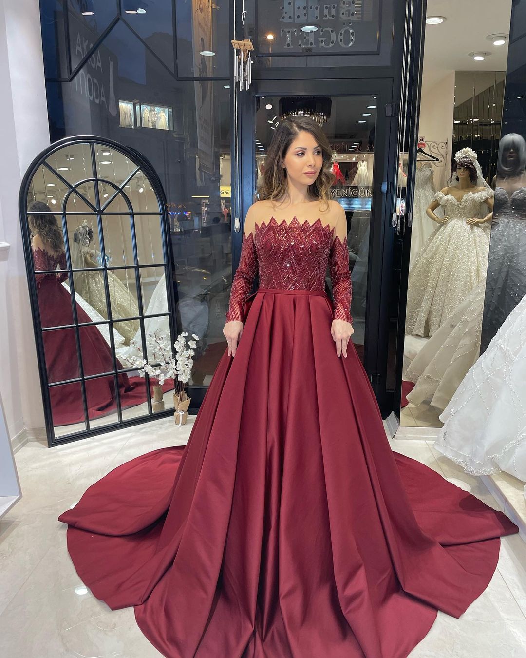 Bezauberndes bodenlanges, trägerloses, langärmliges A-Linien-Brautkleid aus Satin mit Rüschen