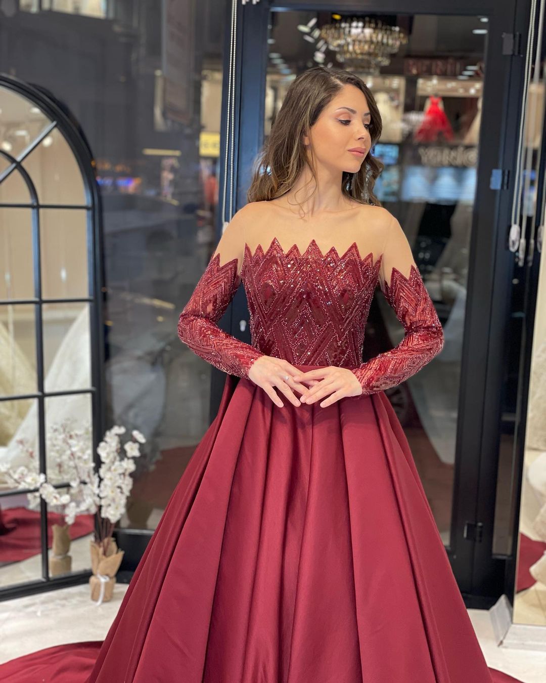 Bezauberndes bodenlanges, trägerloses, langärmliges A-Linien-Brautkleid aus Satin mit Rüschen