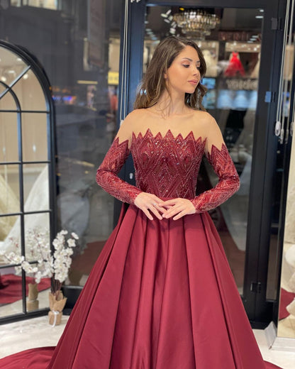 Vestido de novia encantador de satén con volantes, corte A, sin tirantes y mangas largas