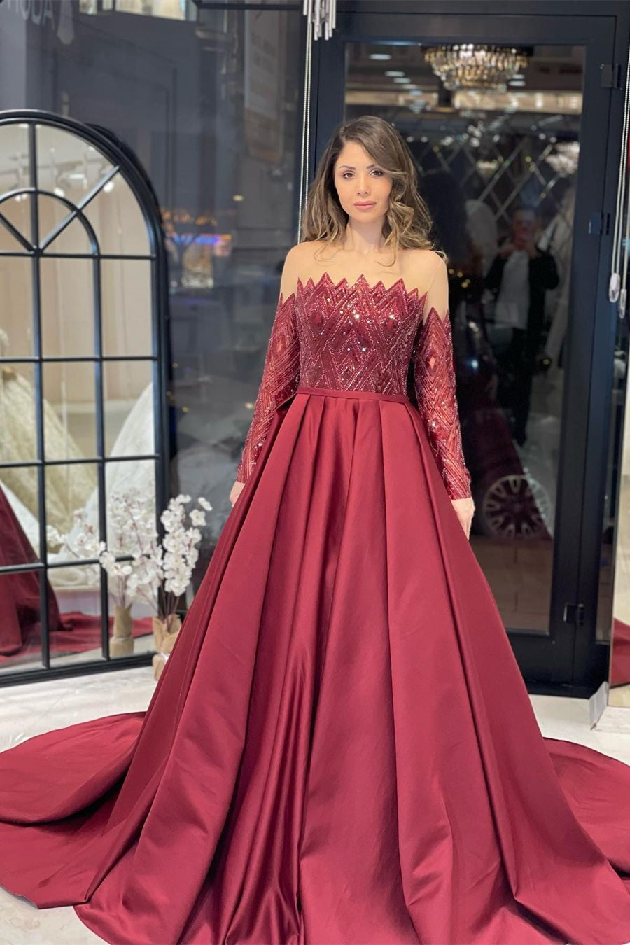 Bezauberndes bodenlanges, trägerloses, langärmliges A-Linien-Brautkleid aus Satin mit Rüschen