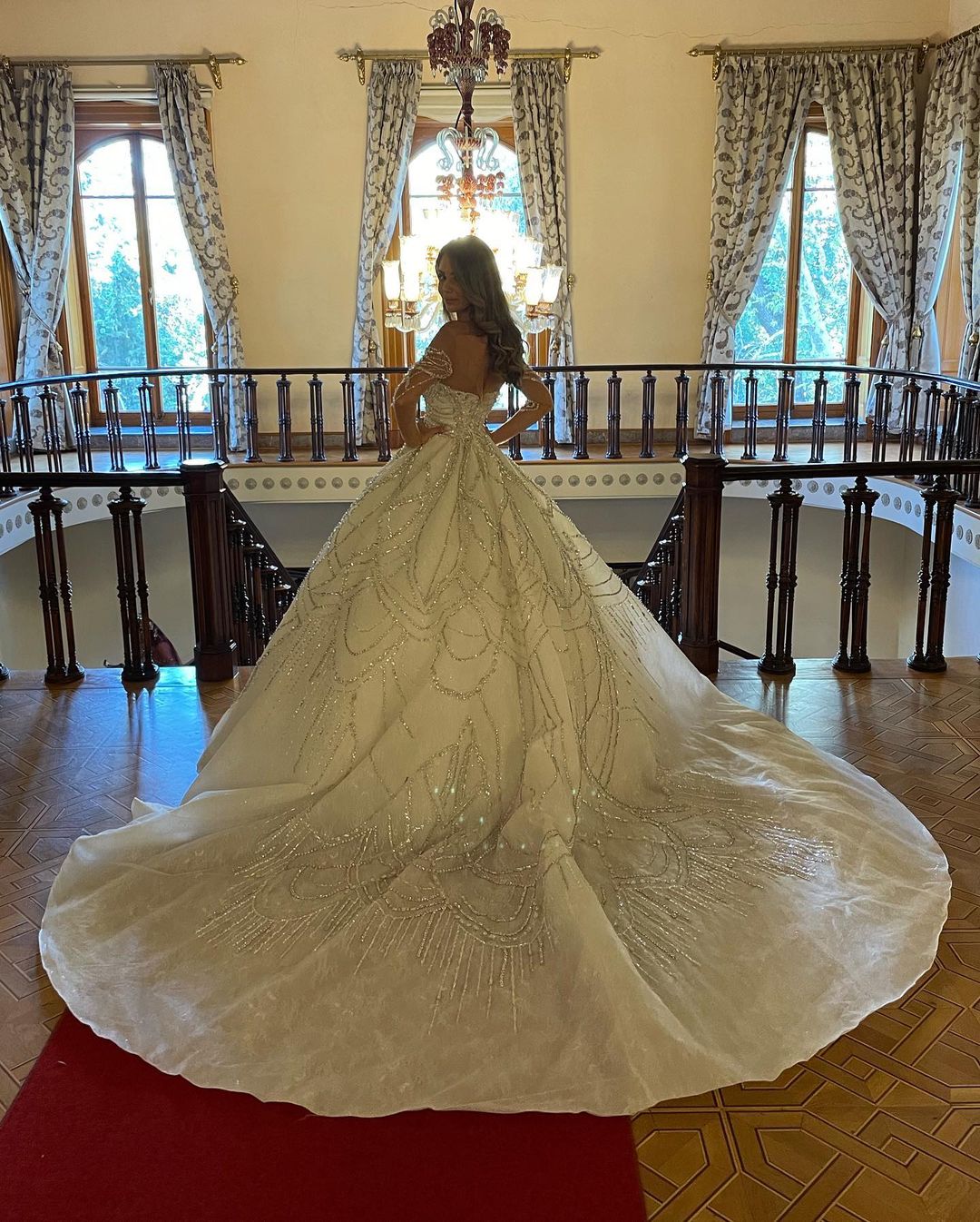 Charmantes bodenlanges A-Linien-Brautkleid mit Herzausschnitt und langen Ärmeln