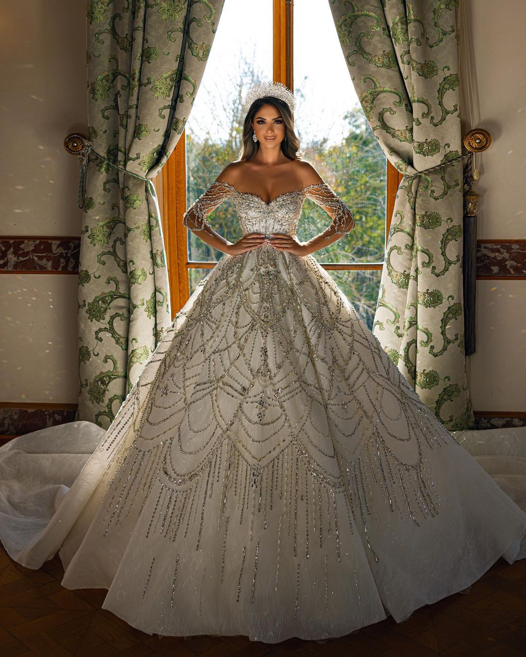 Vestido de novia encantador de encaje con escote en forma de A y mangas largas hasta el suelo