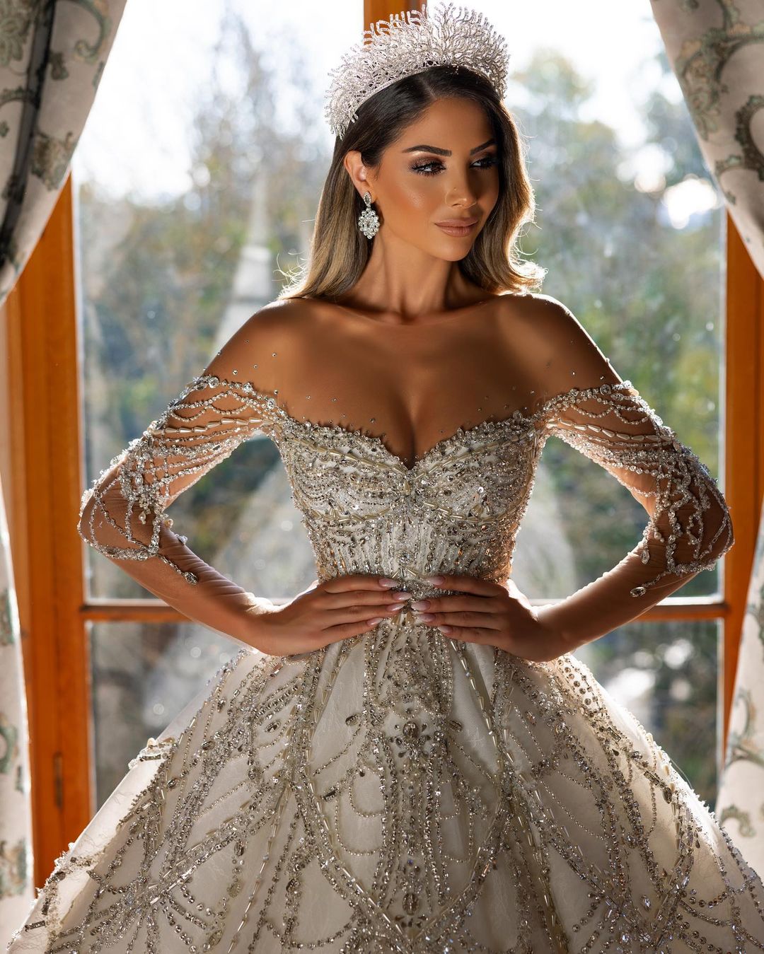 Charmantes bodenlanges A-Linien-Brautkleid mit Herzausschnitt und langen Ärmeln