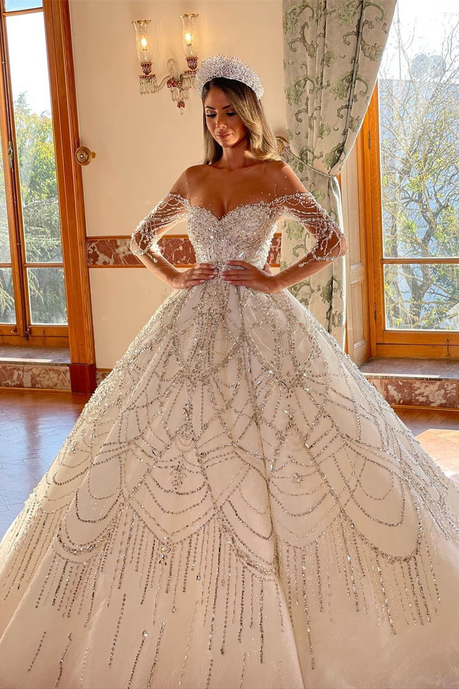 Charmantes bodenlanges A-Linien-Brautkleid mit Herzausschnitt und langen Ärmeln
