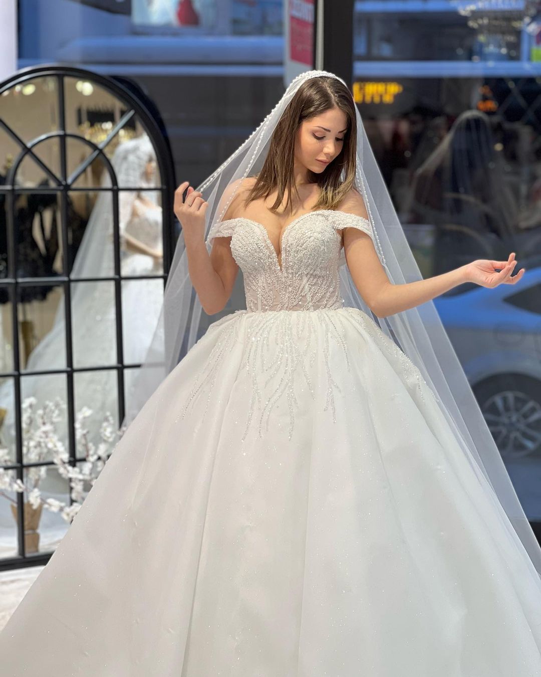 Vestido de novia encantador de corte A, largo hasta el suelo, con escote en forma de corazón y hombros descubiertos, de encaje y lentejuelas.