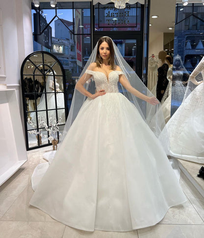 Vestido de novia encantador de corte A, largo hasta el suelo, con escote en forma de corazón y hombros descubiertos, de encaje y lentejuelas.