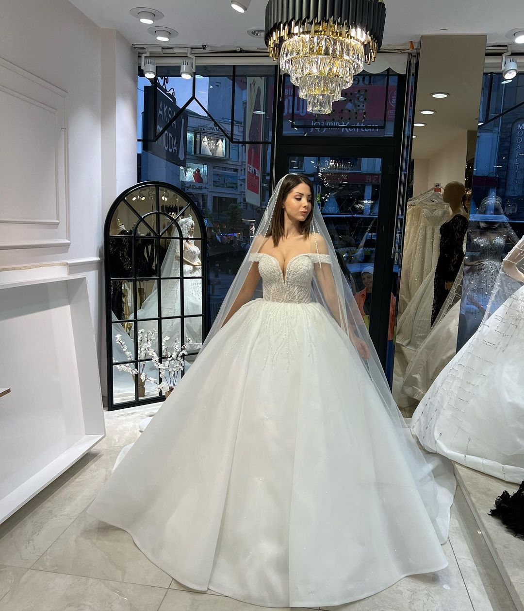 Vestido de novia encantador de corte A, largo hasta el suelo, con escote en forma de corazón y hombros descubiertos, de encaje y lentejuelas.