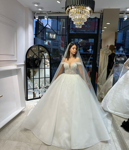 Vestido de novia encantador de corte A, largo hasta el suelo, con escote en forma de corazón y hombros descubiertos, de encaje y lentejuelas.