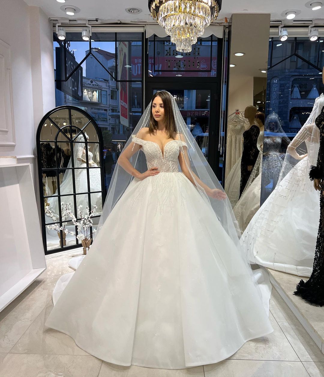 Vestido de novia encantador de corte A, largo hasta el suelo, con escote en forma de corazón y hombros descubiertos, de encaje y lentejuelas.