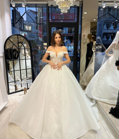 Vestido de novia encantador de corte A, largo hasta el suelo, con escote en forma de corazón y hombros descubiertos, de encaje y lentejuelas.