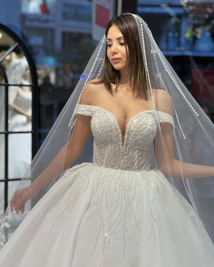 Vestido de novia encantador de corte A, largo hasta el suelo, con escote en forma de corazón y hombros descubiertos, de encaje y lentejuelas.