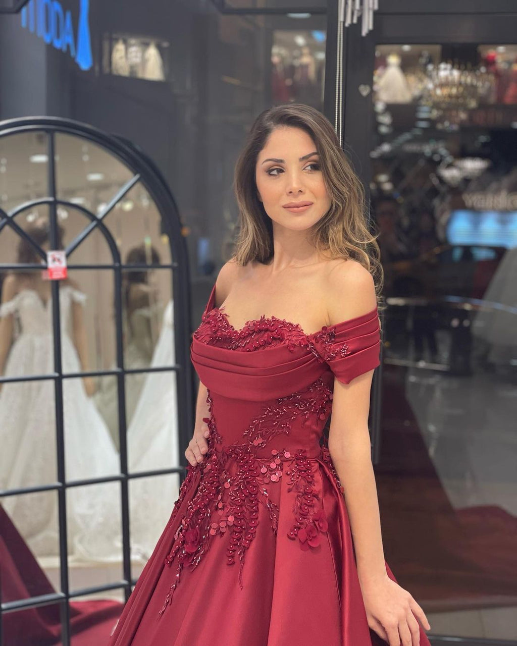 Bezauberndes bodenlanges, schulterfreies A-Linien-Brautkleid aus Satin mit Herzausschnitt und Applikationen