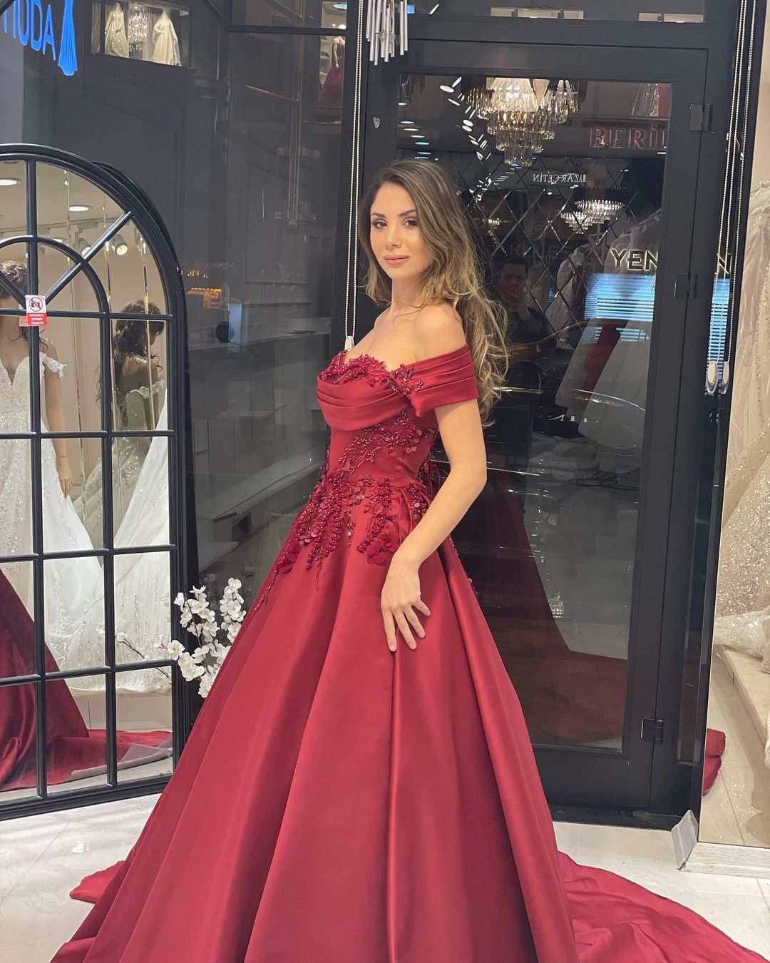 Bezauberndes bodenlanges, schulterfreies A-Linien-Brautkleid aus Satin mit Herzausschnitt und Applikationen