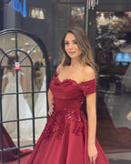 Bezauberndes bodenlanges, schulterfreies A-Linien-Brautkleid aus Satin mit Herzausschnitt und Applikationen