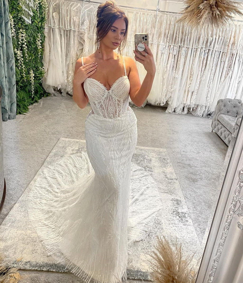 Charmantes bodenlanges, herzförmiges, ärmelloses Meerjungfrau-Brautkleid mit Spaghettiträgern und Kapellenschleppe