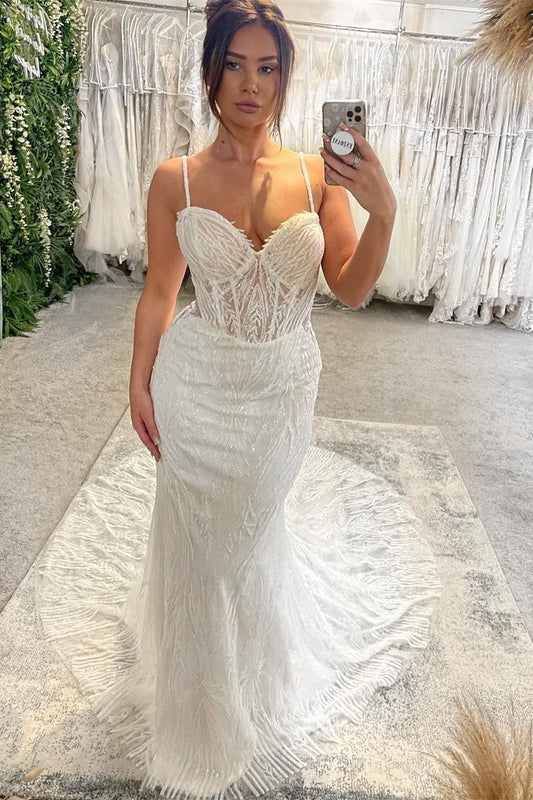 Vestido de novia encantador de corte sirena, largo hasta el suelo, sin mangas, con escote corazón y tirantes finos y cola capilla