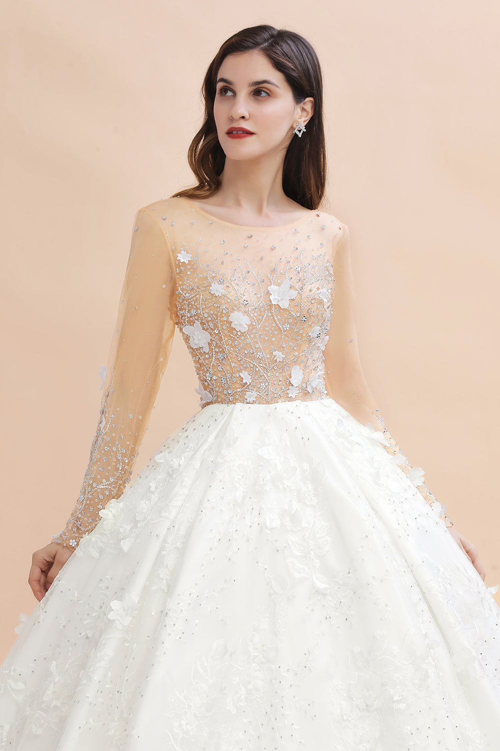 Charmantes Brautkleid mit floralen Spitzenapplikationen und wunderschönen weißen Perlen 
