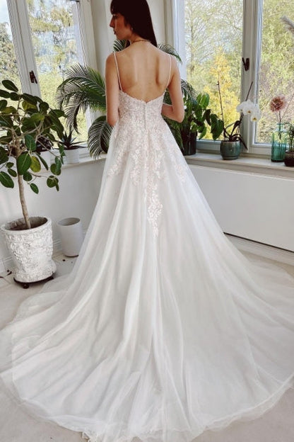 Vestido de novia de encaje con tirantes finos y corte A de estilo jardín encantador