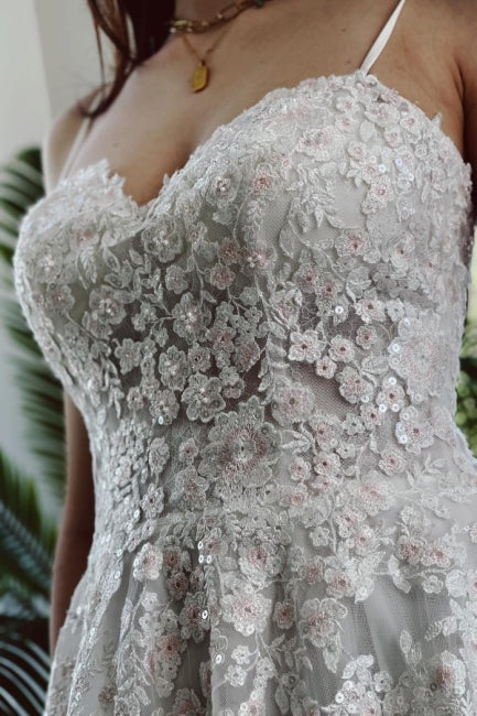 Vestido de novia de encaje con tirantes finos y corte A de estilo jardín encantador