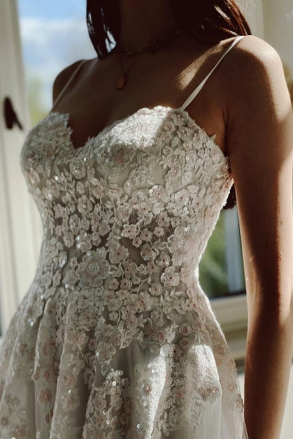 Vestido de novia de encaje con tirantes finos y corte A de estilo jardín encantador
