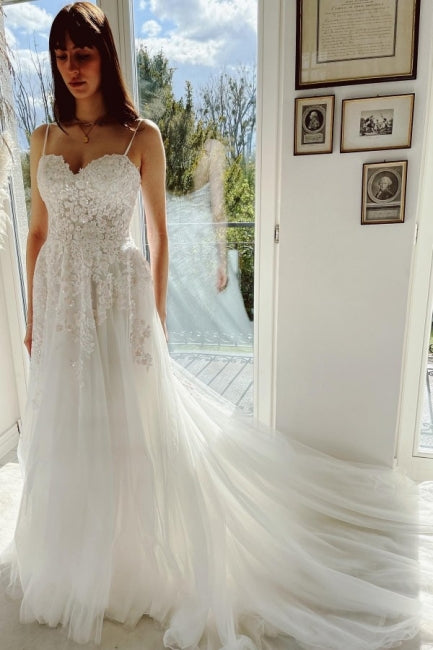 Vestido de novia de encaje con tirantes finos y corte A de estilo jardín encantador