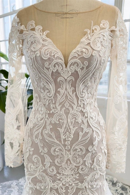 Vestido de novia estilo capilla con mangas largas y joya encantadora