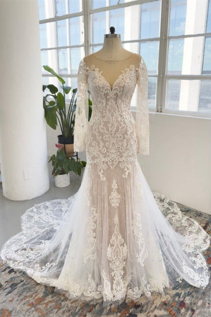 Vestido de novia estilo capilla con mangas largas y joya encantadora