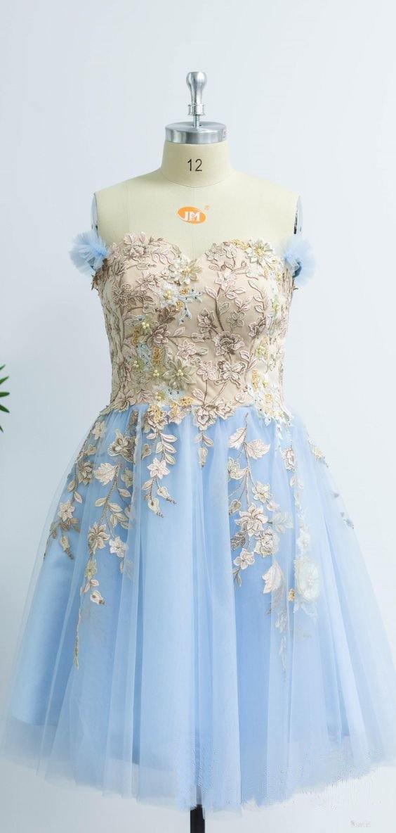 Vestido de fiesta azul claro con escote corazón y apliques PD410