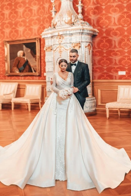 Encantador vestido de novia largo de corte A con encaje, lentejuelas y cuentas, mangas largas y cola desmontable.