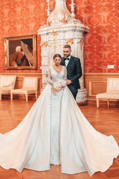 Encantador vestido de novia largo de corte A con encaje, lentejuelas y cuentas, mangas largas y cola desmontable.