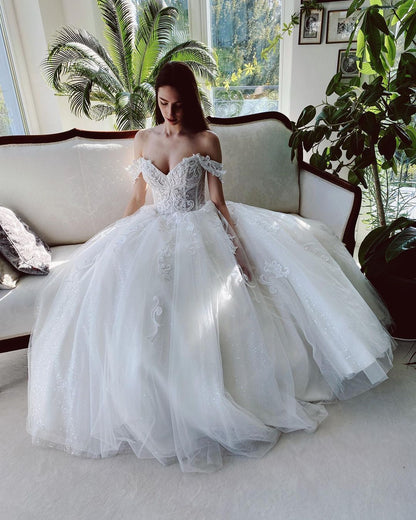 Encantador vestido de novia largo de tul con corte en A y hombros descubiertos con purpurina