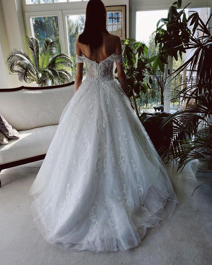 Encantador vestido de novia largo de tul con corte en A y hombros descubiertos con purpurina