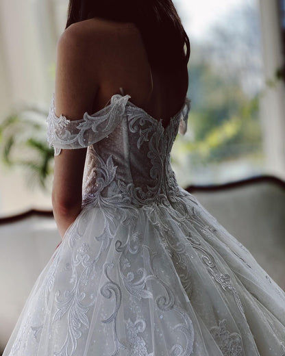 Encantador vestido de novia largo de tul con corte en A y hombros descubiertos con purpurina