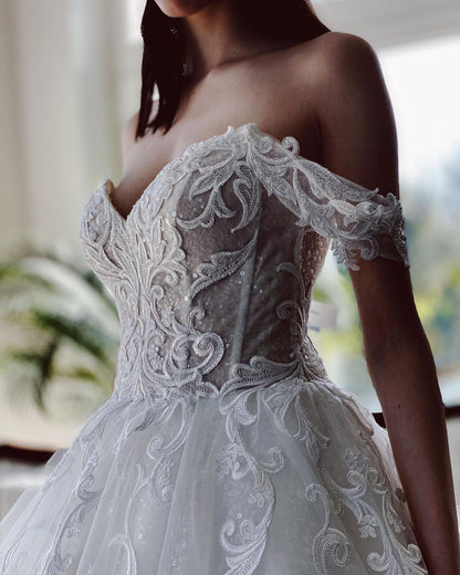 Encantador vestido de novia largo de tul con corte en A y hombros descubiertos con purpurina