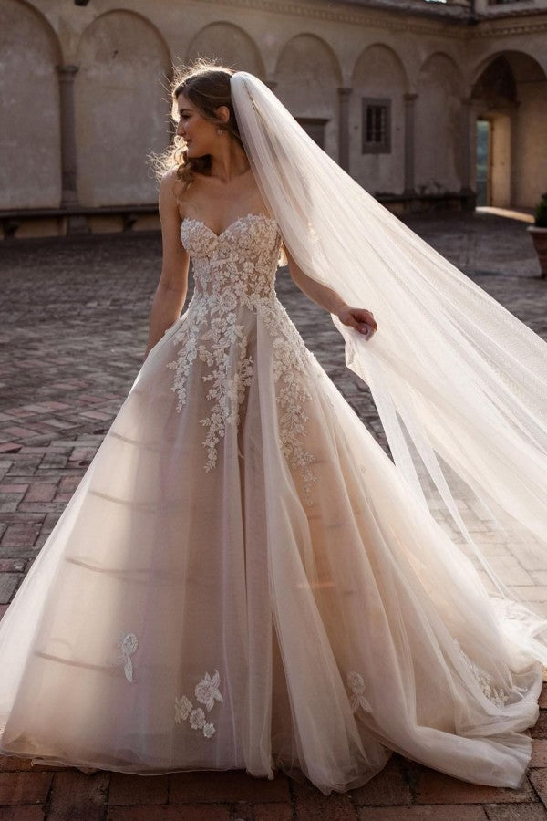 Charmantes langes A-Linien-Brautkleid mit Herzausschnitt und rückenfreier Schleppe und Tüll