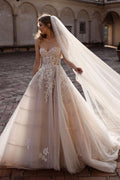 Charmantes langes A-Linien-Brautkleid mit Herzausschnitt und rückenfreier Schleppe und Tüll