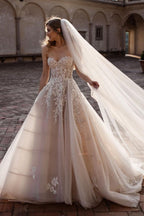 Charmantes langes A-Linien-Brautkleid mit Herzausschnitt und rückenfreier Schleppe und Tüll