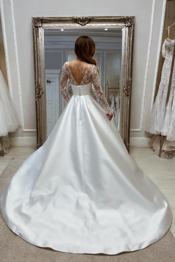 Encantadores vestidos de novia largos de satén blanco con abertura en forma de A y mangas largas