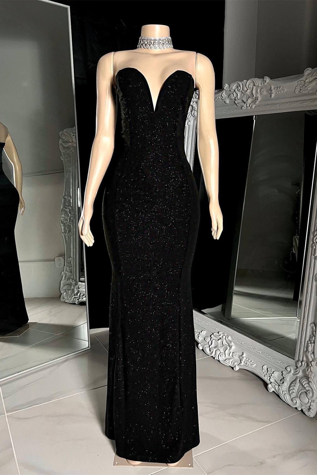 Encantador vestido de fiesta largo negro de sirena con escote en V sin mangas y cuentas