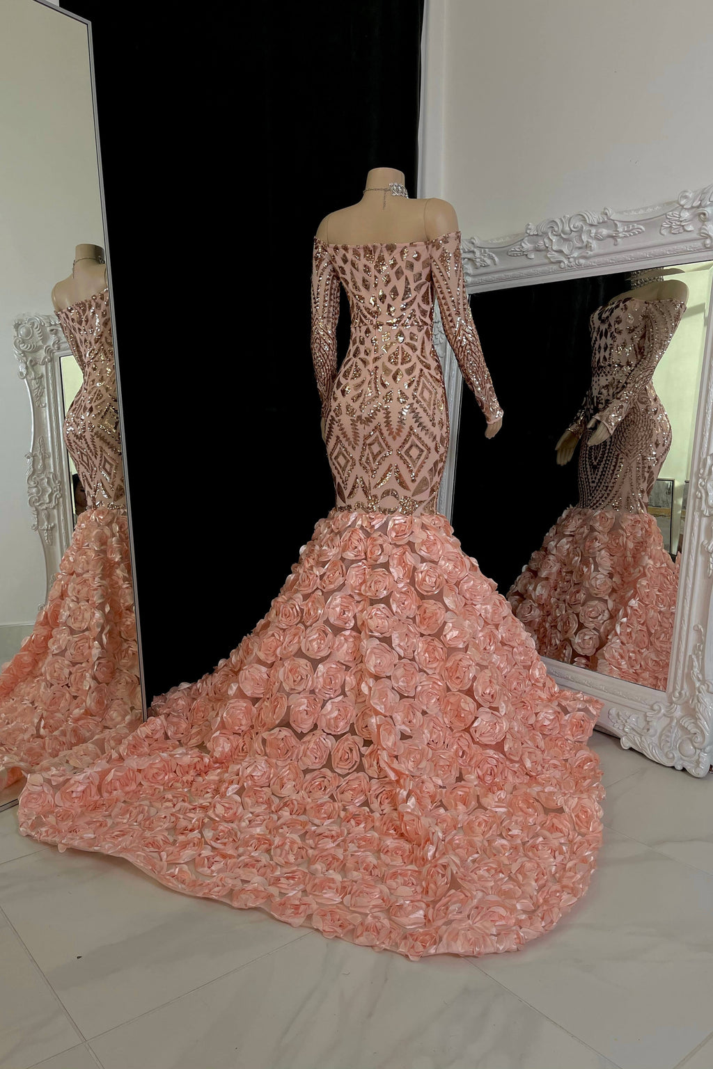 Vestido de fiesta encantador de sirena con mangas largas y flores