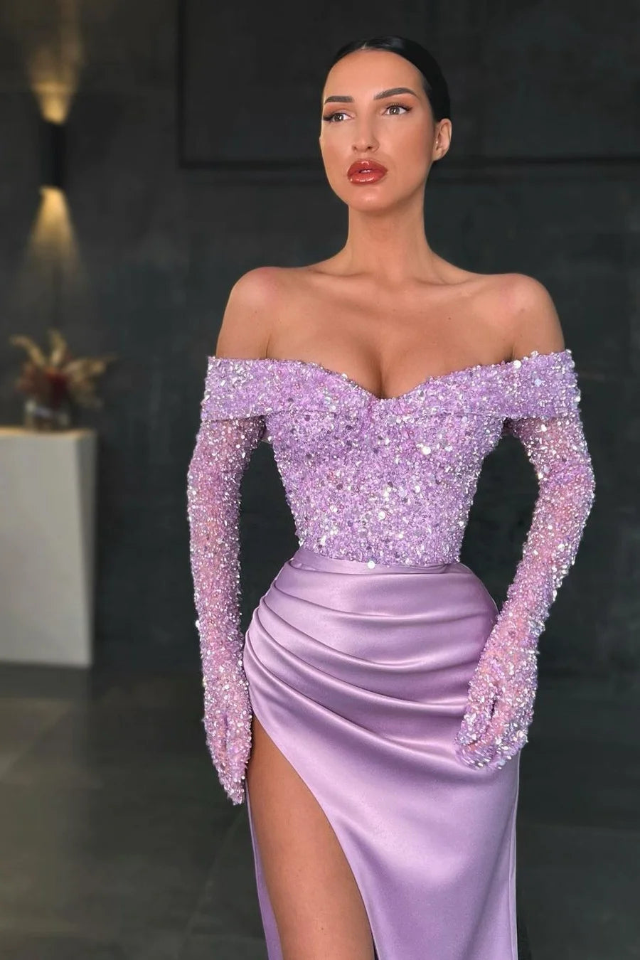Vestido de fiesta encantador de sirena larga con hombros descubiertos, mangas largas y encaje con abertura