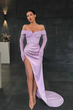 Charmantes langes Meerjungfrau-Abendkleid mit schulterfreien langen Ärmeln und Schlitz