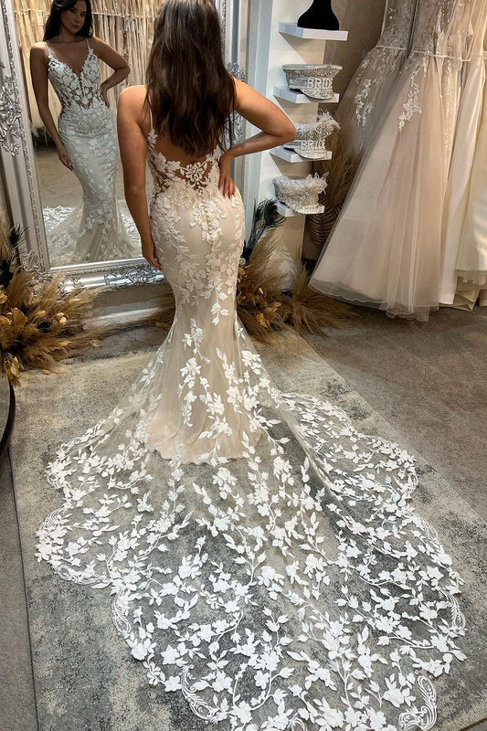 Vestido de novia largo estilo sirena con tirantes finos, apliques, escote en V y cola