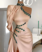 Charmantes langes Ballkleid mit einer Schulter und Perlenbesatz, langen Ärmeln und Schlitz