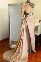 Charmantes langes Ballkleid mit einer Schulter und Perlenbesatz, langen Ärmeln und Schlitz