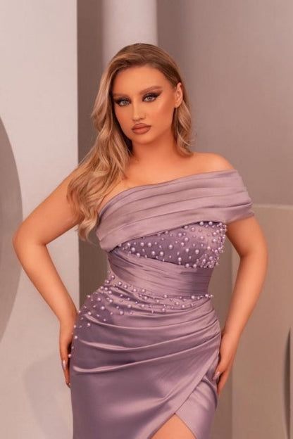Encantador vestido de fiesta largo morado de sirena con hombros descubiertos, sin mangas, con perlas y abertura