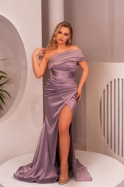 Encantador vestido de fiesta largo morado de sirena con hombros descubiertos, sin mangas, con perlas y abertura